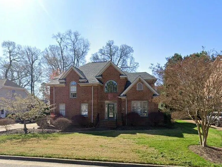 305 Fairway Ln — Photo 1