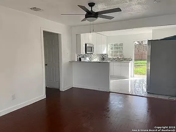 2 bed, 884 sqft, $1,300 — Photo 3