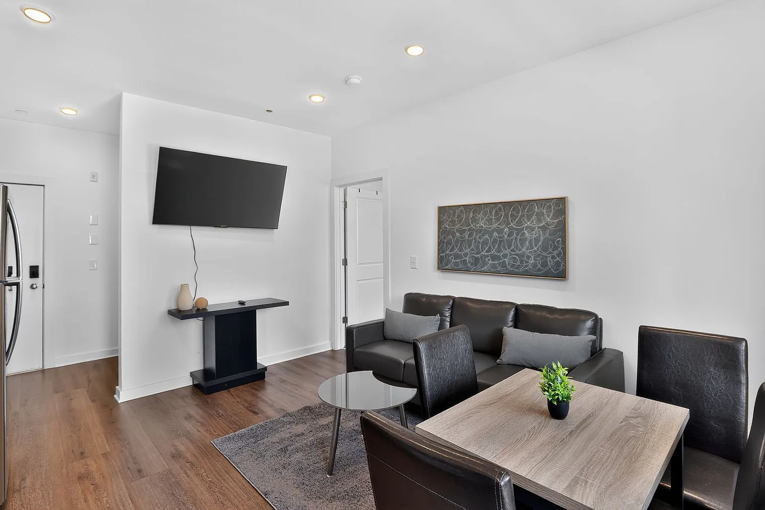 1 bed, 1.0 bath, 5963 sqft, $2,395 — Photo 3