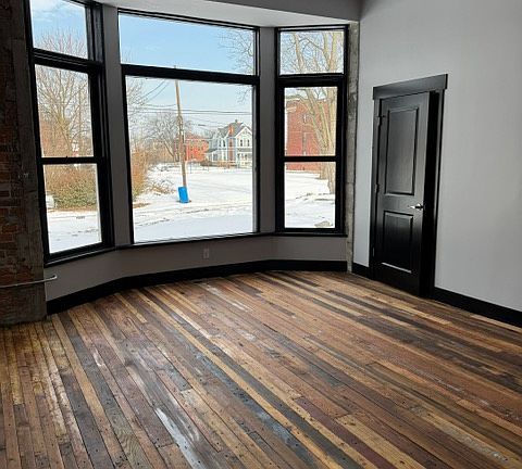 5th image of 907 N Superior St #101