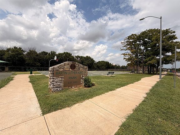 5th image of 950 Bluff View Dr