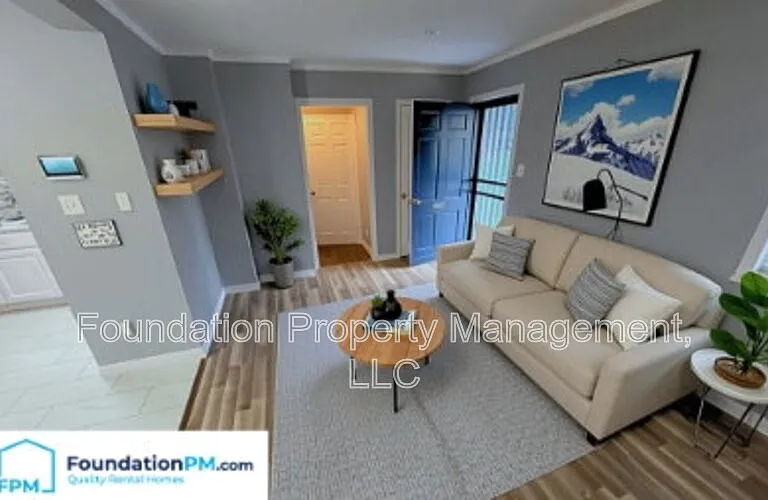 2412 Gentry Ave — Photo 6