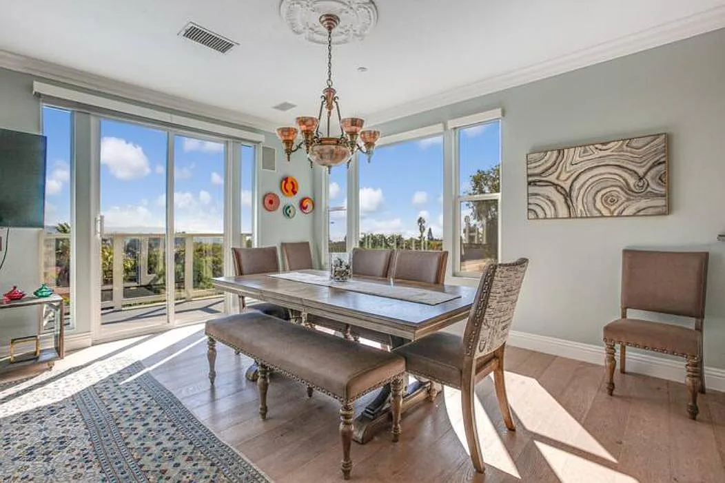 3 bed, 2.5 bath, 2732 sqft, $8,200 — Photo 4