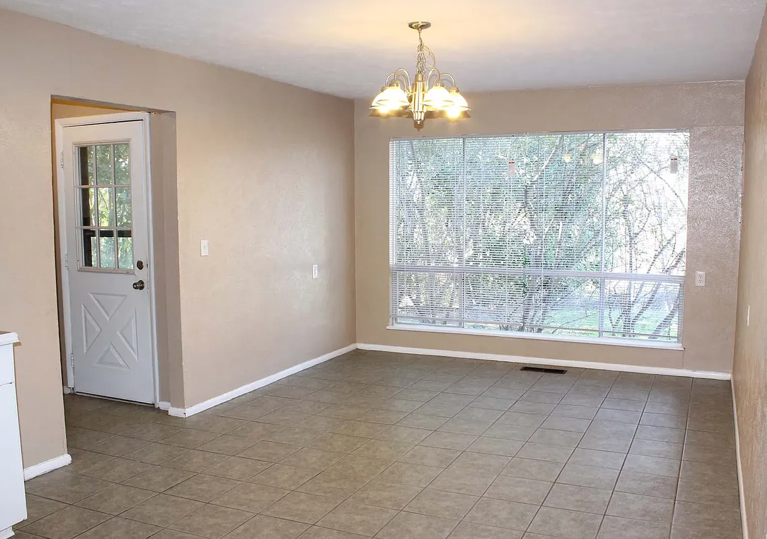 View Now/Coming Soon - Charming 2-Bedroom Home With Large Backyard In Lake Worth! — Photo 3