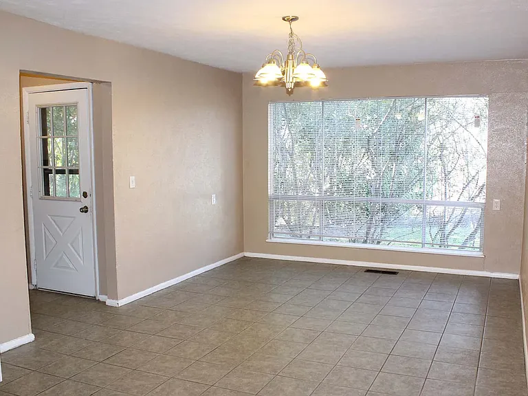 6404 Waynewood Ct — Photo 3