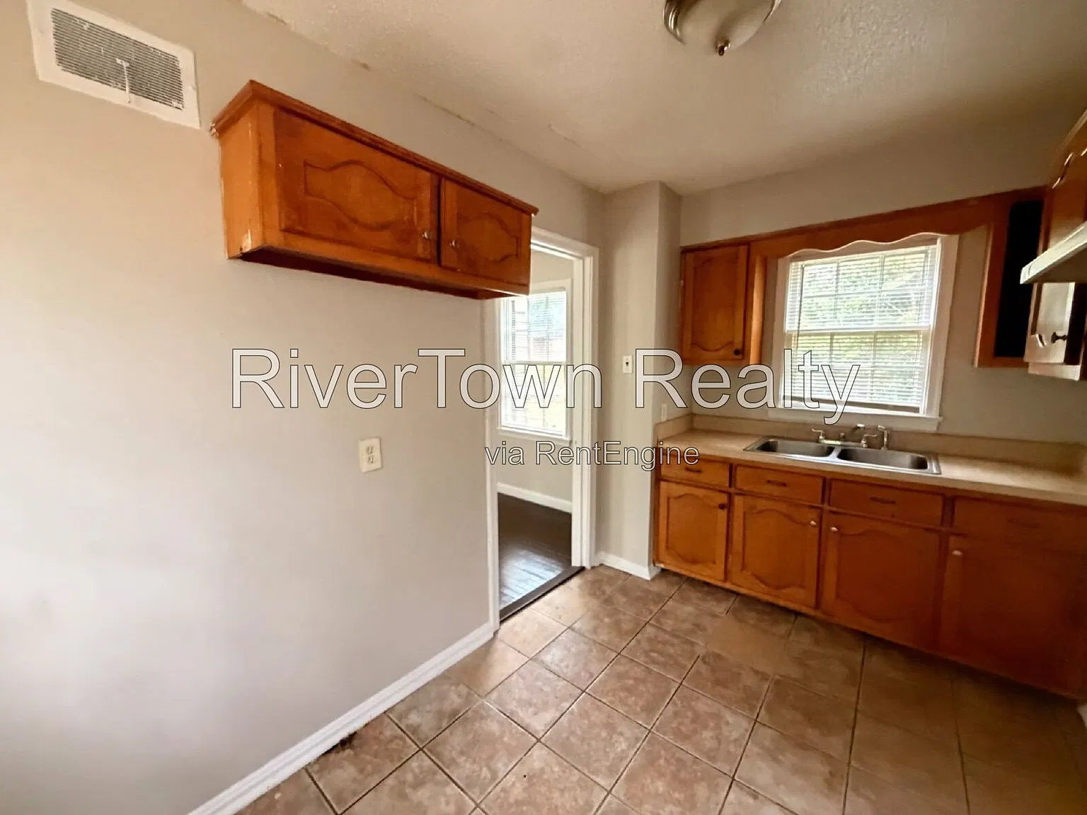 3 bed, 1.0 bath, 910 sqft, $995 — Photo 4
