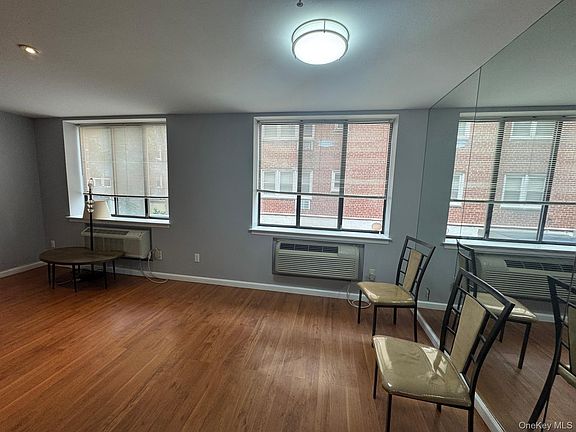 3rd image of 10 Canterbury Rd APT 1