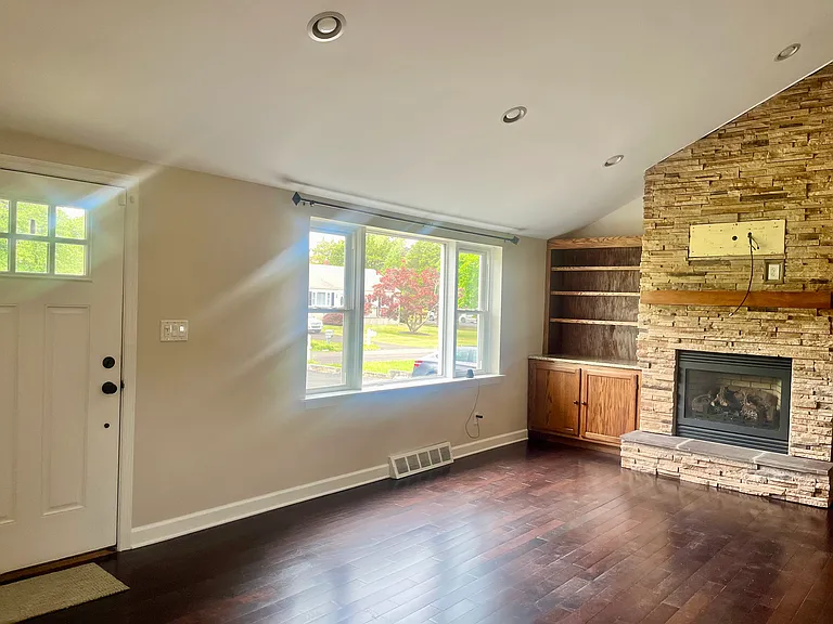 132 S Eastview Ave — Photo 4