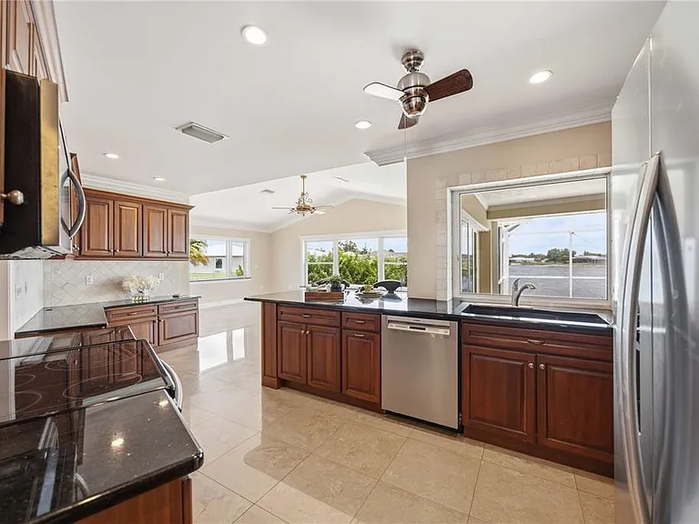 1714 Claw Ct — Photo 6