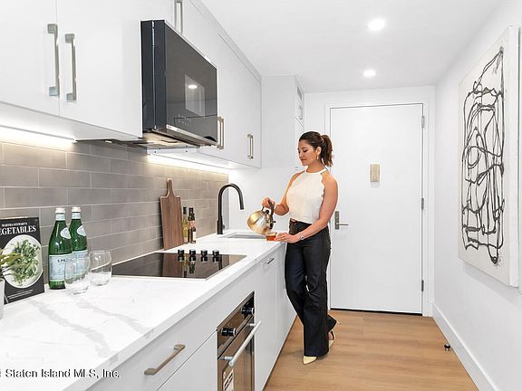 2nd image of 5 Stuyvesant Pl #5L