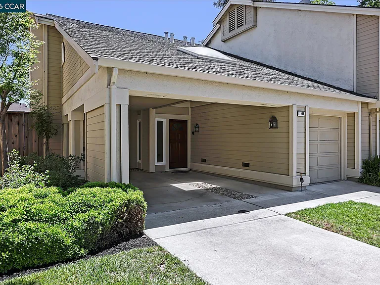 1539 Trimingham Dr — Photo 1