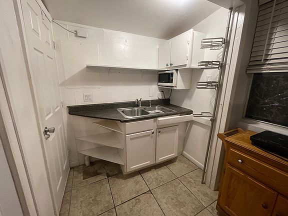 3rd image of 106 SE 11th Ave Unit B