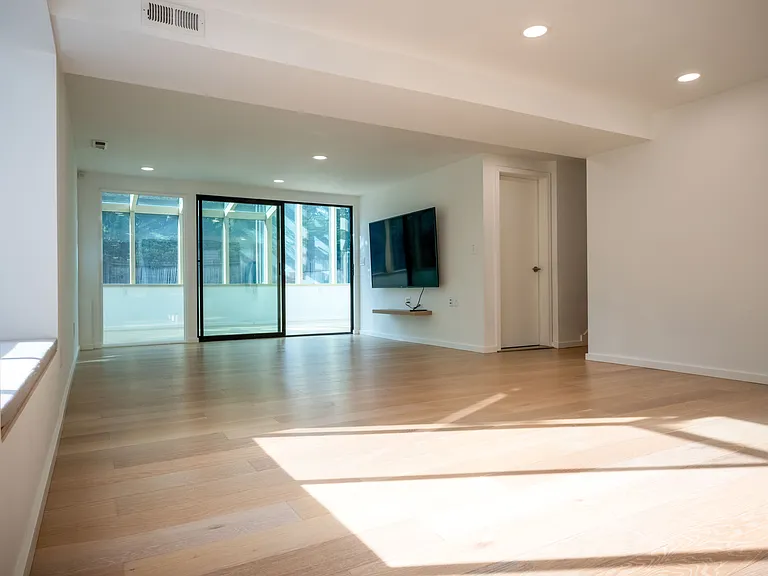 Huge Family/entertaining Room with 75" TV