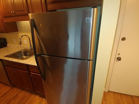 5th image of 28 Mercury Dr #B