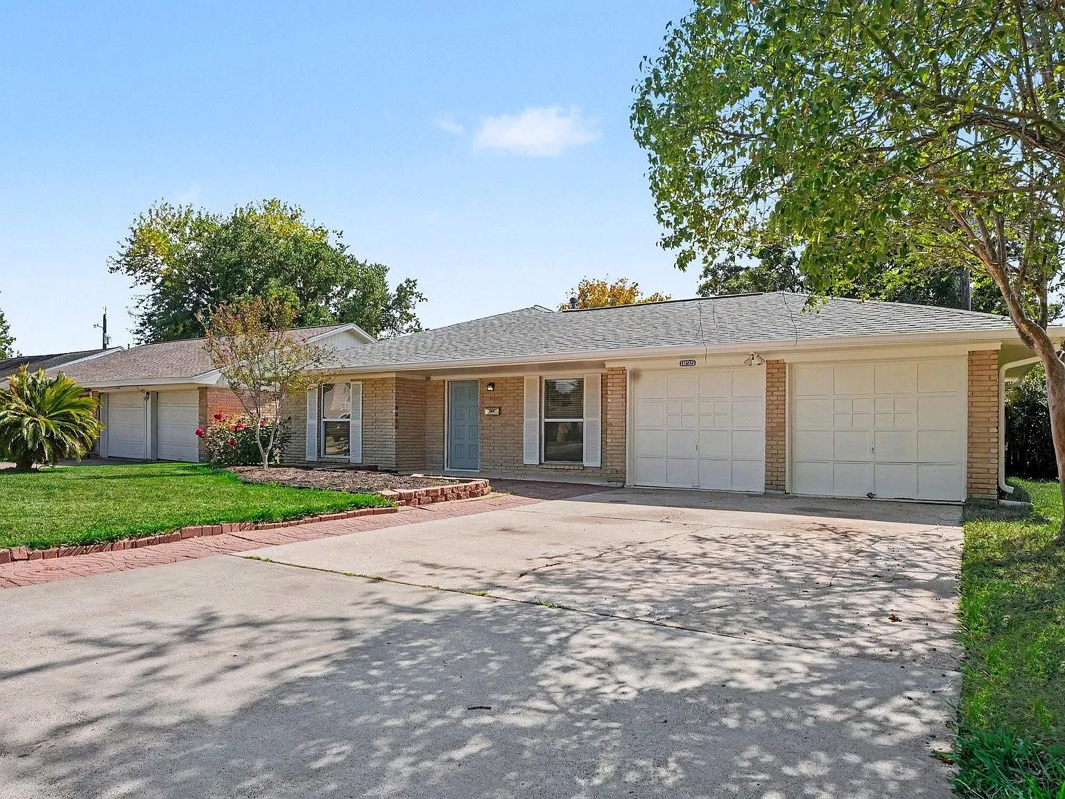 3 bed, 2.0 bath, 1372 sqft, $2,100 — Photo 2
