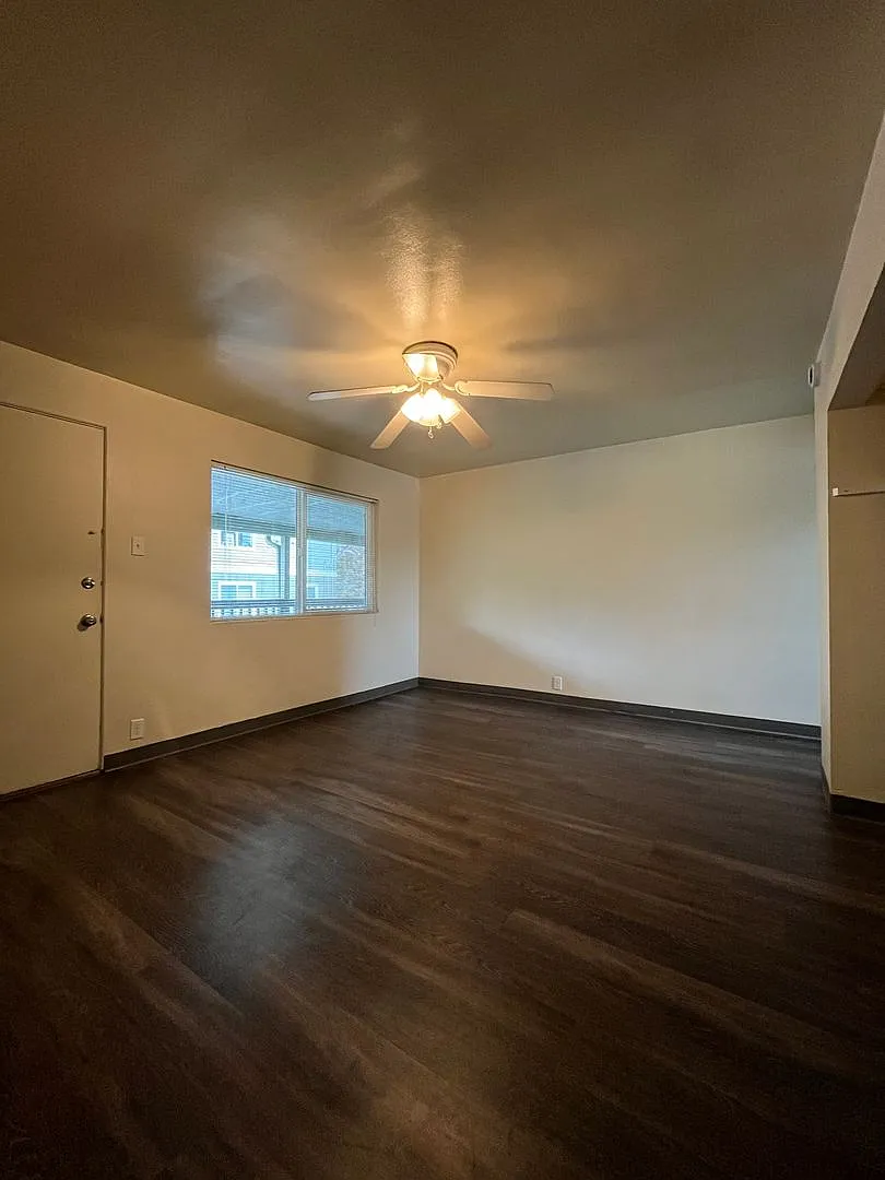 (DUP) - Studio Apartment! Great location, Upgraded Flooring, Onsite Parking!! — Photo 3