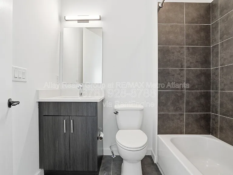 1463 La France St NE #8 — Photo 23