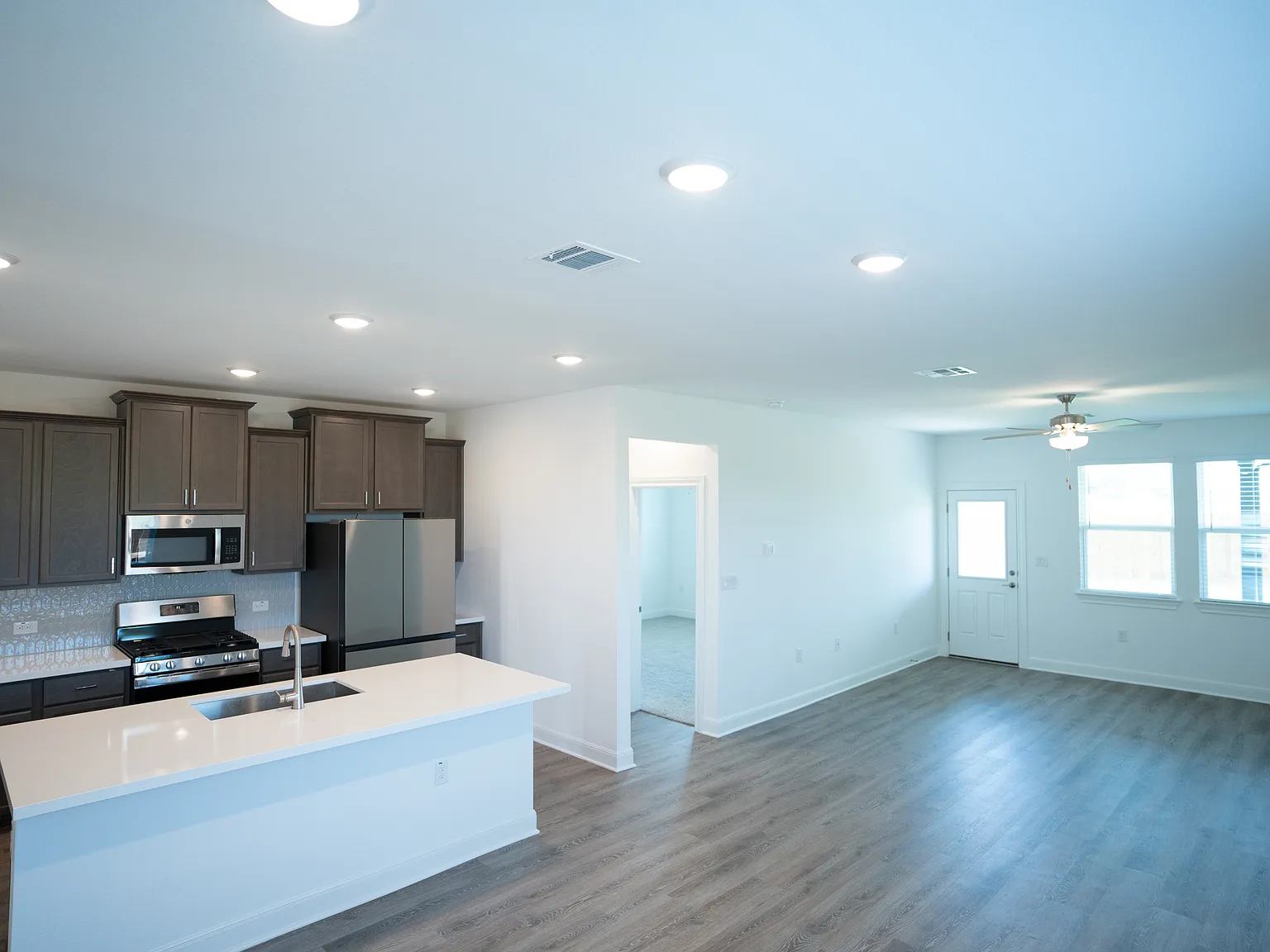 3 bed, 2.5 bath, 1914 sqft, $2,395 — Photo 4