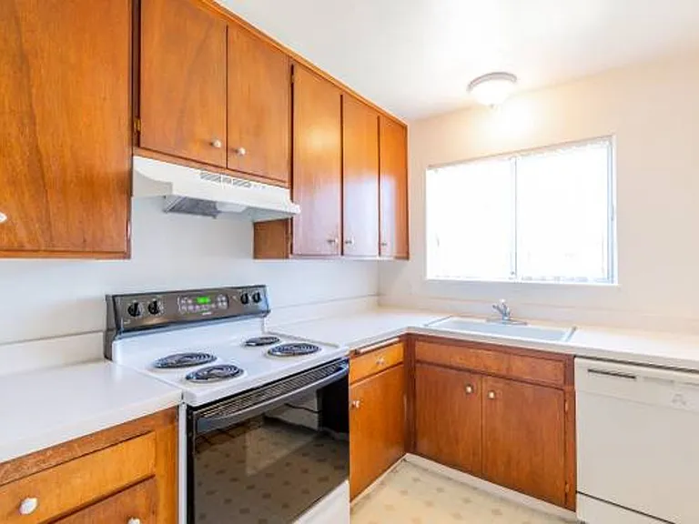 Menclair Apartments — Photo 8