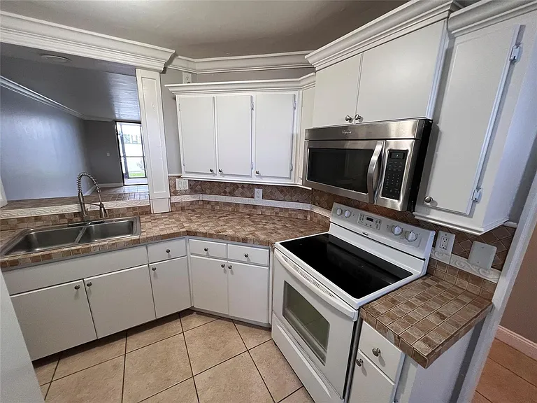 118 Lake Emerald Dr #103 — Photo 4