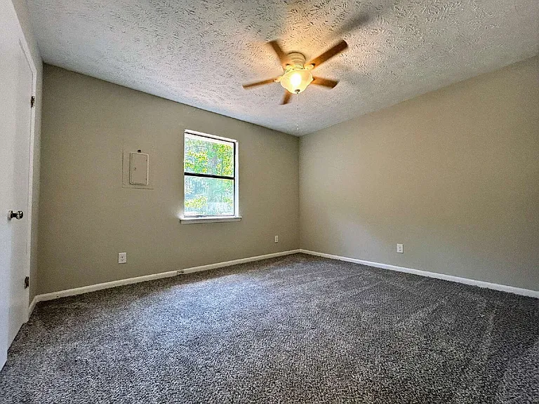 633 Mosswood Ln — Photo 13