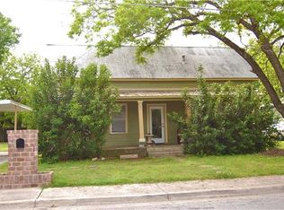 639 S Brazos St, Lockhart, TX 78644