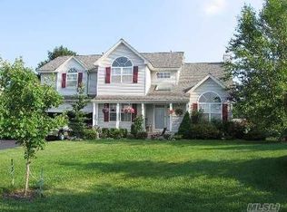 8 Quantuck Ct, Commack, NY 11725