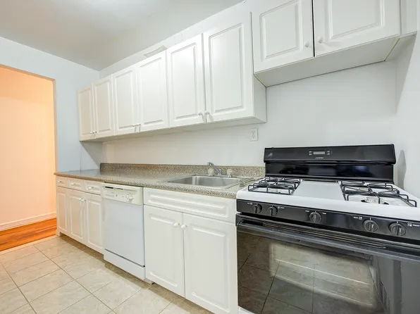 67-12 Yellowstone Boulevard image 16 of 31