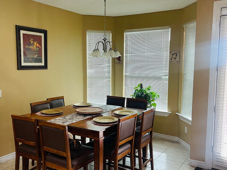 425 Emerald Shore Ln — Photo 3