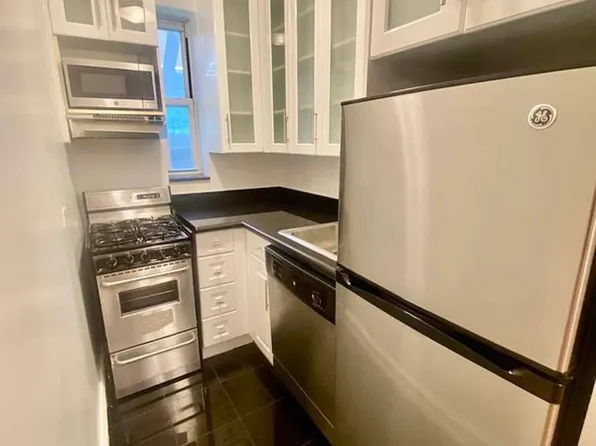 235 East 46th Street image 2 of 8