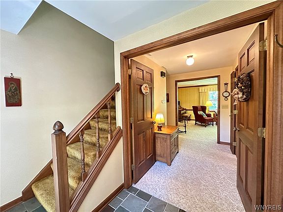 4th image of 40 Tanglewood Dr W