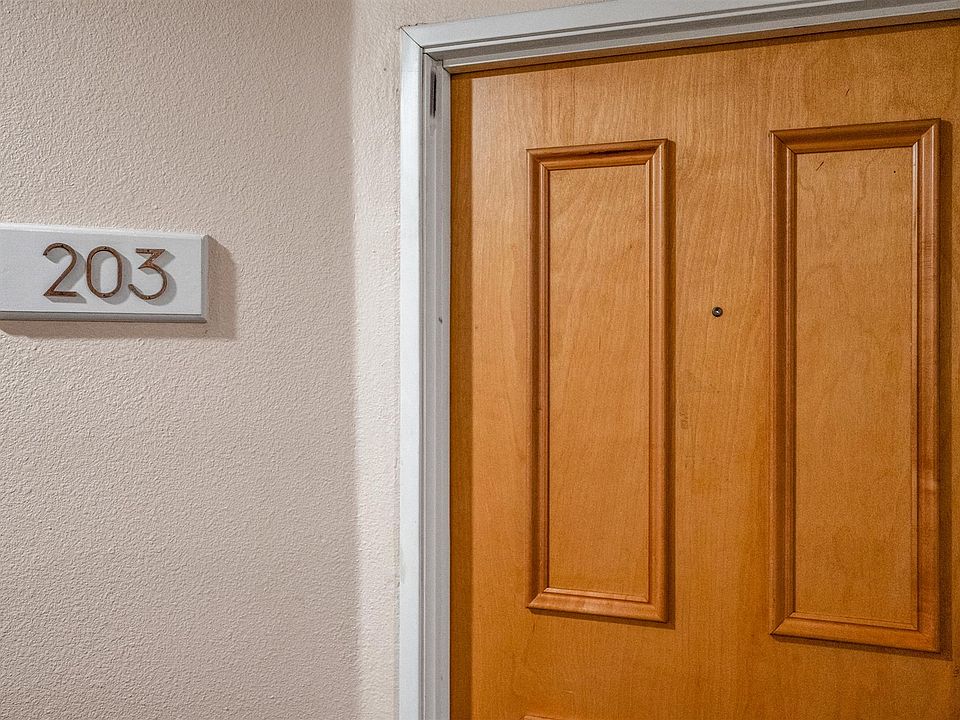 Unit # 203 ob the 2nd floor