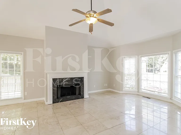 224 Tennis Court Ln NW — Photo 3