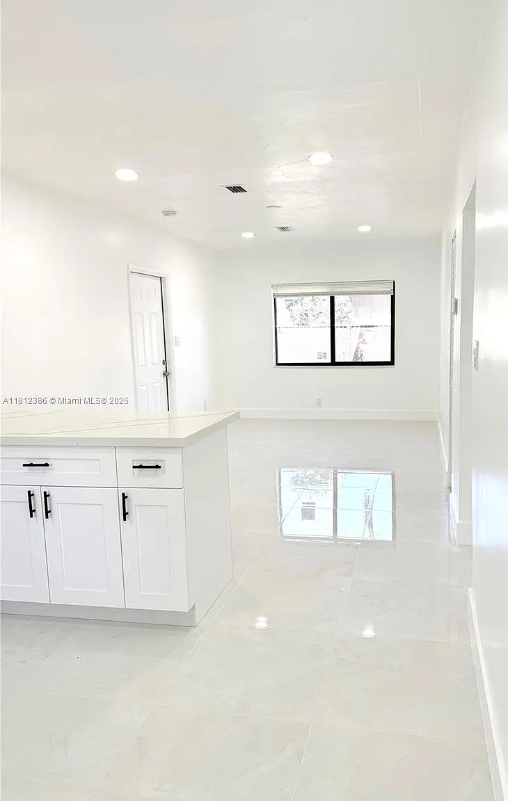 2 bed, 1.0 bath, 2543 sqft, $2,200 — Photo 3