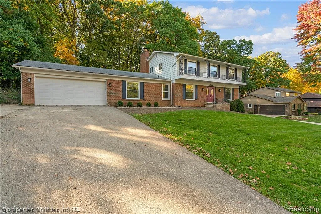 4 bed, 2.5 bath, 3646 sqft, $3,500 — Photo 2