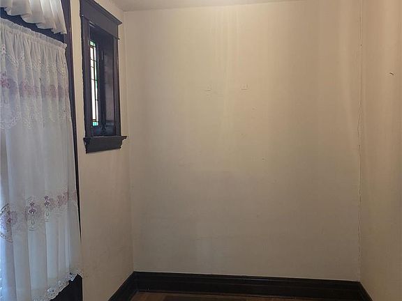 3rd image of 5440 Arlington Ave