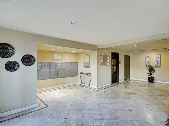 5th image of 20327 Saticoy St Unit 309