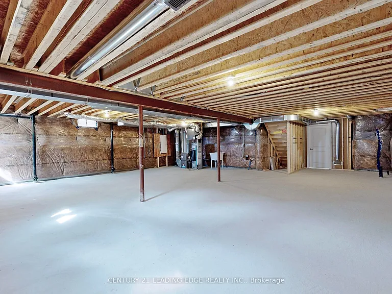 94 Holtby Ct — Photo 35