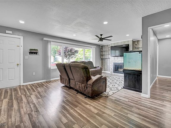 5th image of 370 Race St