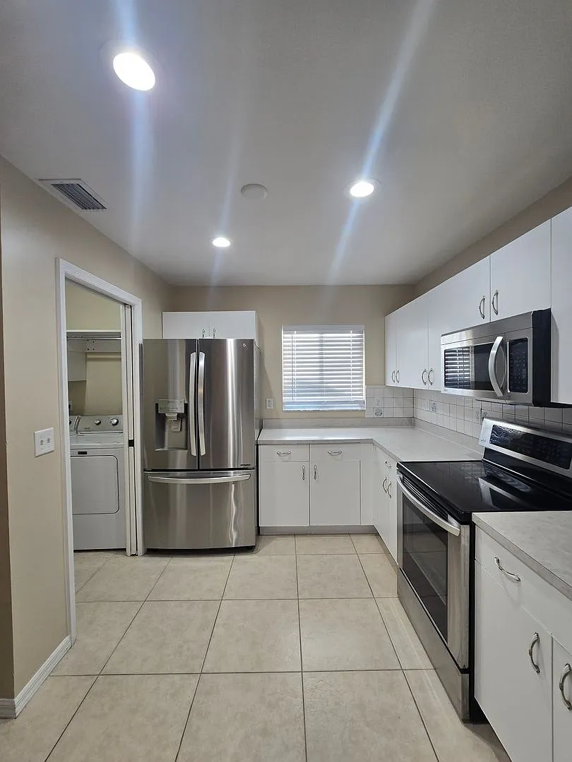 504 Trafalgar Pkwy — Photo 3