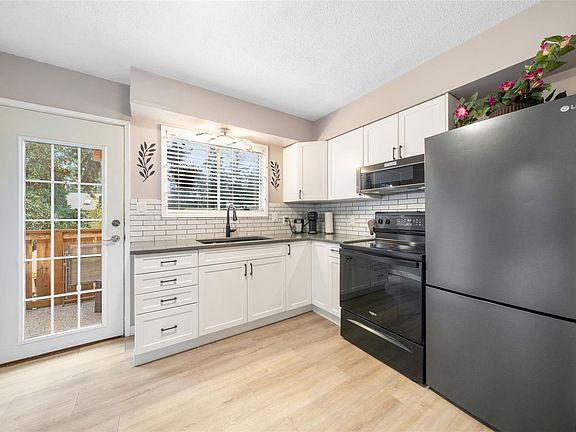 4th image of 519 Pearkes Rd