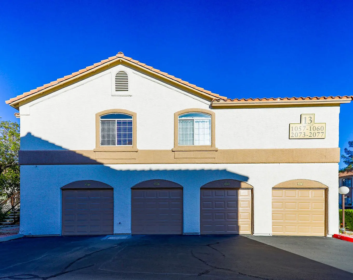 2 Bedroom 2nd Floor West Vegas Condo With 1 Car Garage — Photo 2