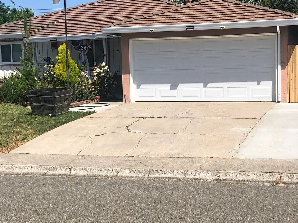 2425 37th Ave