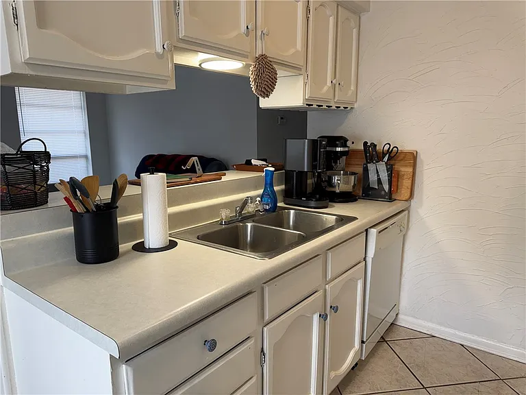 1533 Hillside Dr — Photo 10