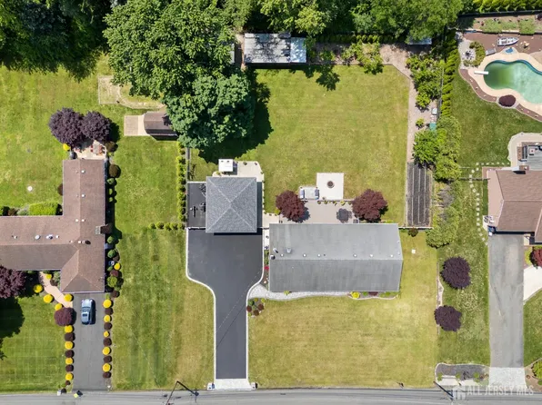 197 Dey Grove Rd, Monroe Township, NJ 08831