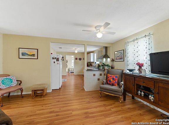 4th image of 826 W Malone Ave