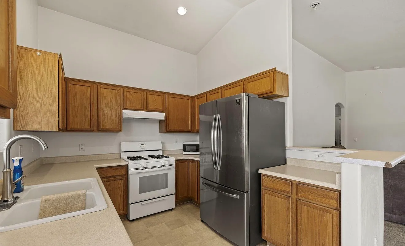 3 bed, 1268 sqft, $2,350 — Photo 3