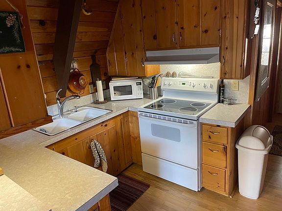 5th image of 529 Spruce Cir