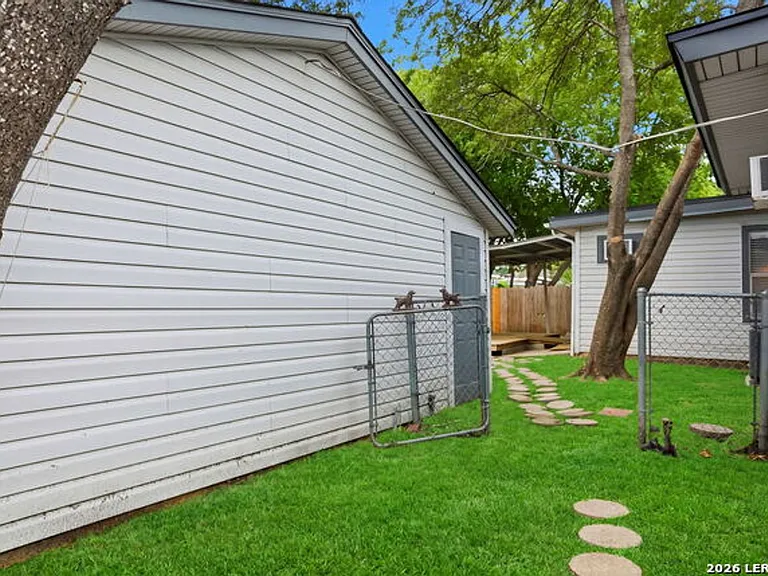 466 Sandalwood Ln — Photo 24
