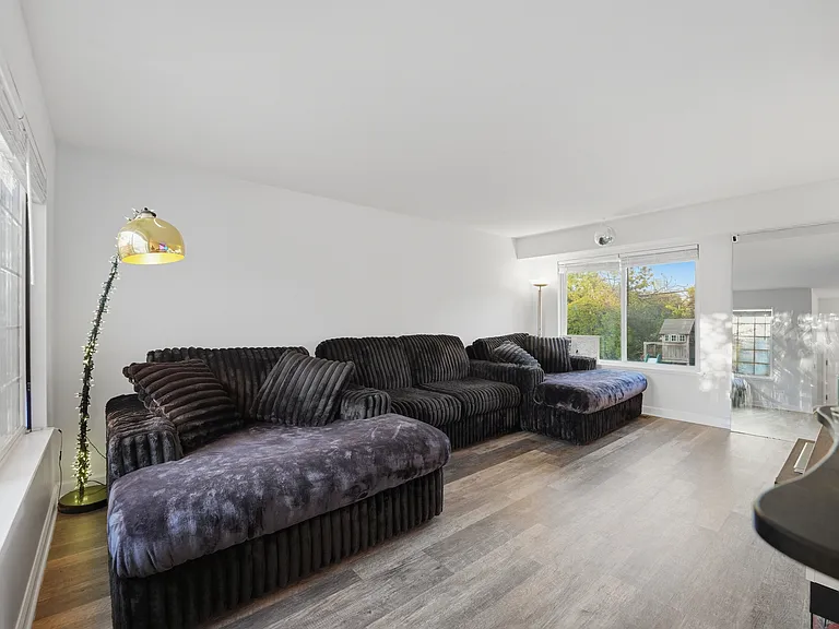 950 Donnelly Pl — Photo 8